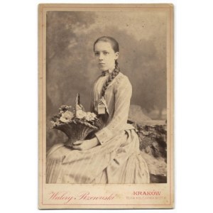 [GOC Maria nebo její sestra Rozalia - v mládí - portrétní fotografie]. [l. 80. léta 19. století]. Formát fotografie....