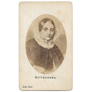 [HOFFMANNOWA Klementyna z Tańska - portrétní fotografie]. [ne dříve než v roce 1875]. Fotografie v oválném formátu....