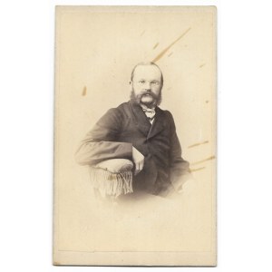 [PRURZAK? - fotografia portretowa]. [nie po 1863]. Fotografia form. 9,2x5,9 cm na oryg. podkładzie form. 9,9x6,...