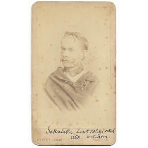[SOKALSKI Józef - fotografia portretowa]. 1868. Fotografia form. 8,9x5,4 cm na oryg. podkładzie form. 10,6x6,...