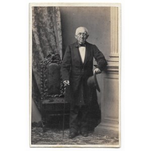 [TYMOWSKI Józef - portrétna fotografia]. [nie po roku 1863]. Forma fotografie. 9,3x5,9 cm na pôvodnej podložke. 9,...