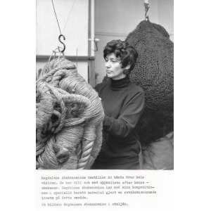 [ABAKANOWICZ Magdalena - v ateliéri - situačná fotografia]. [1968?]. Forma fotografie. 22x18,...