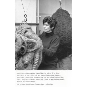 [ABAKANOWICZ Magdalena - v ateliéru - situační fotografie]. [1968?]. Forma fotografie. 22x18,...