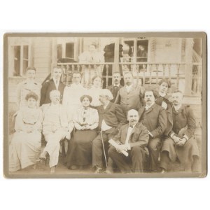 [BOŁOGOJE - rodzina i przyjaciele upozowani do pamiątkowej fotografii]. 1904/1905....