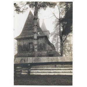 [DĘBNO Podhalańskie - dřevěný kostel zasvěcený svatému Michaelu Archandělovi - pohled na fotografii]. [1. polovina 20. století]....