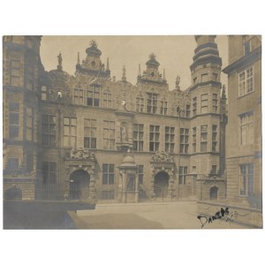 [GDAŃSK - Gebäude des Großen Zeughauses - Ansichtsfoto]. [nicht nach 1906]. Form der Fotografie. 18,3x24,...