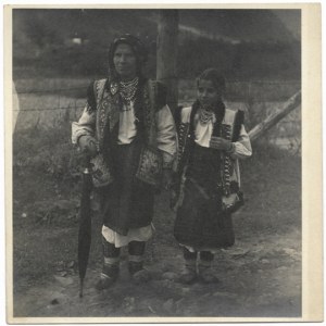 [HORY - Hucul - Hryniava - Huculské ženy na cestě do pravoslavného kostela - situační fotografie]. [konec 20. a začátek 30. let 20. století]....