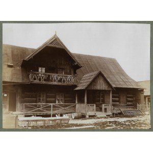 [GÓRY - Czarny Dunajec - drevený dom a zvonica - prezrite si fotografie]. [nie pred rokom 1907]....