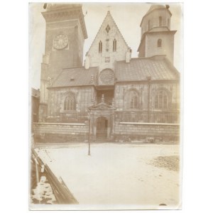 [KRAKOV - vstup na vonkajšie nádvorie katedrály na Waweli - prezrite si fotografie]. [k. 19. stor.]...