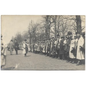 [KRAKOV - Banderja Krakusów - situační fotografie]. [19. XII 1924?]. Pohlednicová forma fotografie. 9x13,...