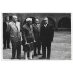 [KRAKOV - Džaváharlál Néhrú s dcérou Indirou Gándhíovou počas návštevy Poľska - situačné fotografie]. [1955]...