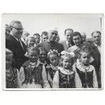 [KRAKOV - Džawaharlal Néhrú s dcerou Indirou Gándhíovou během návštěvy Polska - situační fotografie]. [1955]...