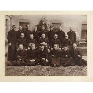 [Lemberg - Klerus - gestellte Fotografie]. [Ende der 1920er/Anfang der 1930er Jahre]. Form der Fotografie. 17,2x23,...