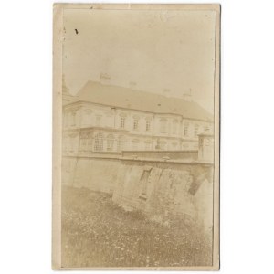 [PODHORCE - palácové budovy - pohled na fotografii]. 1901. fotografie. 13,9x8,2 cm na podkladové desce. 14,...