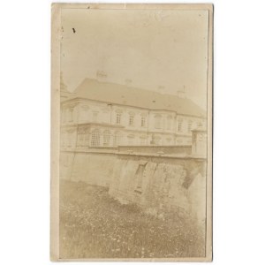 [PODHORCE - palácové budovy - pohľad na fotografiu]. 1901. fotografia. 13,9x8,2 cm na podklade. 14,...