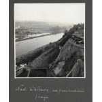 [PRAGA - fotografie sytuacyjne i widokowe]. [l. 30. XX w.]. Zestaw 4 fotografii form. 12x12 cm na kartonowych podkładach...