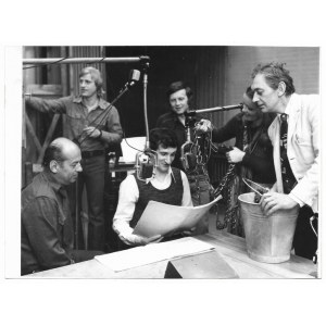 [RADIO - Studio 202 - nagrywanie audycji - fotografia sytuacyjna]. [l. 70. XX w.]. Fotografia form....