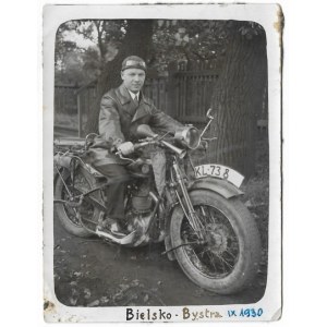 [SPORT - na motocyklu - fotografia sytuacyjna, pozowana]. 21 IX 1930. Fotografia form. 12x9 cm,...