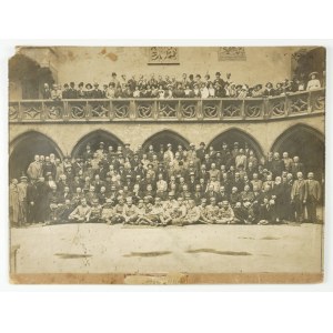[NACZELNY Komitet Narodowy - fotografia zbiorowa na dziedzińcu Collegium Maius]. [1914]. Fotografia form. 28,...