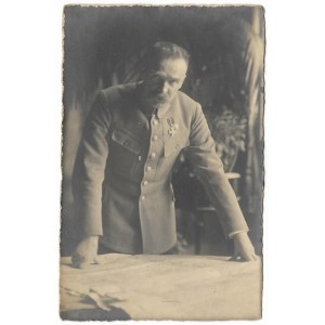 [PIŁSUDSKI Józef - pochylony nad mapą - fotografia sytuacyjna]. [1920]. Fotografia pocztówkowa form. 13,8x8,...