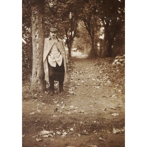 [PIŁSUDSKI Józef - na spacerze - fotografia sytuacyjna]. [między 1923, a 1926]. Fotografia form. 15,...