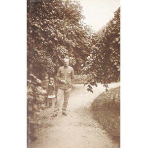[PIŁSUDSKI Józef - na spacerze z córkami Wandą i Jadwigą - fotografia sytuacyjna]. [między 1923, a 1926]...