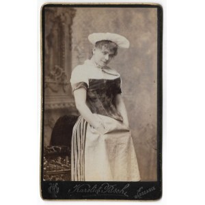 [AKTORKA teatralna - Adolfina Zimajer - fotografia pozowana]. [nie przed 1882, nie po 1892]. Fotografia form. 9,4x6,...
