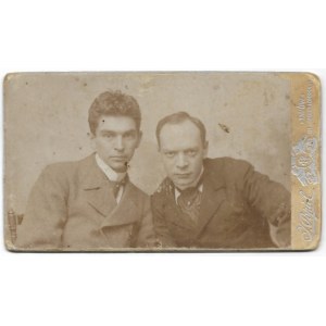 [ARTYŚCI - Bruno Tepa i Józef Chmieliński - fotografia portretowa]. [l. 90. XIX w.] Fotografia form. 5,7x9,...