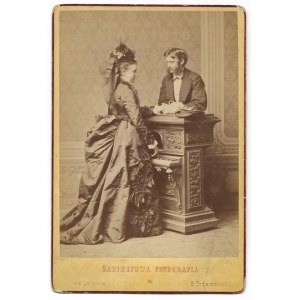 [DAROWSCY Bolesław i Maria - fotografia portretowa, gabinetowa]. [nie przed 1869, nie po 1877]. Fotografia form....