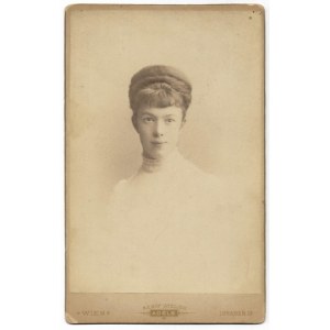 [córka cesarza Franciszka Józefa MARIA WALERIA - fotografia portretowa]. [l. 80./90. XIX w.]. Fotografia form. 15,...