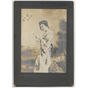 [JAPONIA - pani KATSUKO z Jokohamy - fotografia pozowana]. [1902]. Fotografia form. 14x10 cm na oryg....
