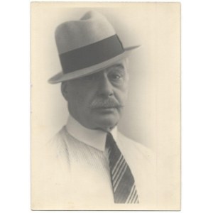 [KOSSAK Wojciech - fotografia portretowa w kapeluszu]. [1937]. Fotografia form. 17,8x13 cm,...