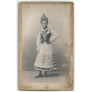 [KRAKOWIANKA - fotografia portretowa]. [nie przed 1893, nie po 1901]. Fotografia form. 18,7x11,...