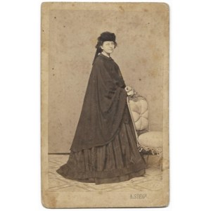 [MŁODNICKA Wanda - fotografia portretowa]. [1871?]. Fotografia form. 8,9x5,7 cm na oryg. podkładzie form. 10,2x6,...