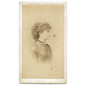 [MODRZEJEWSKA Helena - fotografia portretowa]. [nie przed 1865]. Fotografia form. 9,5x5,4 cm na oryg....