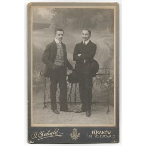 [PRZYJACIELE - fotografia portretowa dwóch przyjaciół]. [nie przed 1893, nie po 1901]. Fotografia form. 13,...
