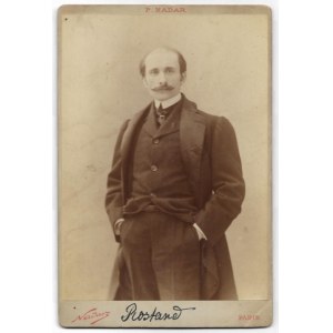 [ROSTAND Edmond - fotografia portretowa]. [1898]. Fotografia form. 14,5x10,6 cm na oryg. podkładzie form. 16,5x11,...