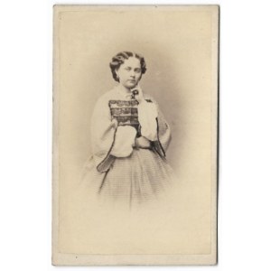 [SENNEWALD Joanna? - fotografia portretowa]. [nie po 1863]. Fotografia form. 9,2x5,8 cm na oryg. podkładzie form. 9,...