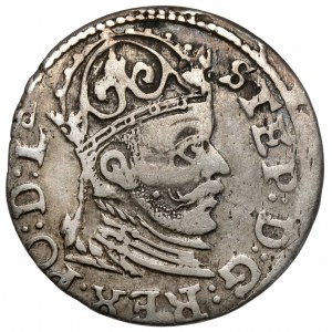Stefan Batory, Trojak Ryga 1585 - łezkowaty naramiennik