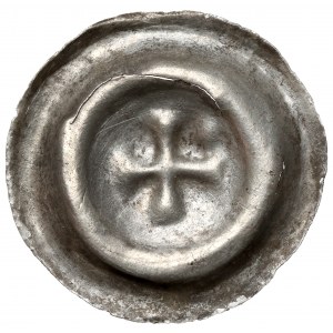 Kujawy (?), Brakteat guziczkowy - Krzyż krokwiasty, między ramionami duża kropka