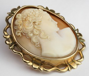 Gold pendant / cameo brooch