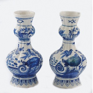 Para wazonów - butli , z dekoracją kobaltową w stylistyce dalekowschodniej