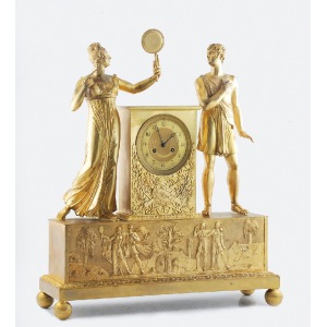 Zegar kominkowy z parą postaci w antykizowanych szatach
