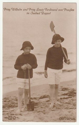SOPOT - Hohenzollernowie. 3 zdjęcia w formie widokówek: 1) zdjęcie najstarszych synów Wilhelma II na plaży w Sopocie - Wilhelma i Ludwika Ferdynanda; 2) zdjęcie na plaży czworga dzieci, w tym dwoje młodszych: Hubert i Fryderyk; 3) zdjęcie willi Wilhelma w