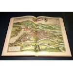 ZIVILITÄTEN Orbis Terrarum. Diese zweibändige Publikation enthält: a) ein Faksimile des monumentalen Werks Civitates orbis terrarum von Georg Braun und Frans Hogenberg, das ursprünglich 1576 in Köln veröffentlicht wurde (Band II der Reihe), und b) einen w