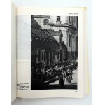 KWIATKOWSKI Marek. Wohnarchitektur in Warschau. Od potopu szwedzkiego do powstania listopadowego. Warschau 1989, Państwowy Instytut Wydawniczy. 526, [2] S., im Text zahlreiche Kap.-b. Fotografien; Maße: 20 x 25 cm. Leineneinband mit Deckblättern.