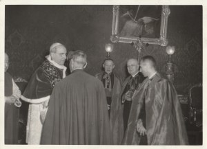 WARSZAWA, WATYKAN. Stefan Wyszyński wraz z delegacją polskich duchownych na audiencji prywatnej u papieża Piusa XII w 1957 r.