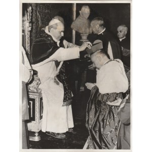WARSZAWA, WATYKAN. Papież Pius XII nakładający Wyszyńskiemu biret podczas specjalnej uroczystości w Sali Tronowej 18 V 1957
