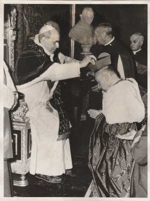WARSZAWA, WATYKAN. Papież Pius XII nakładający Wyszyńskiemu biret podczas specjalnej uroczystości w Sali Tronowej 18 V 1957
