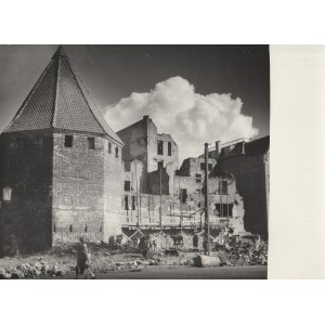 GDAŃSK. Baszta Słomiana i mury obronne w czasie konserwacji; fot. Kazimierz Lelewicz, Gdańsk-Wrzeszcz, 1952